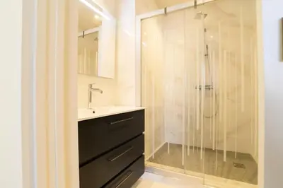 a bathroom with a shower with a sink and a showeriterator at Résidence 4p Vue Mer Exceptionnelle, Aux Pieds Des Plages - 4P vue mer exceptionnelle, aux pieds des plages MAE-2113 in Cannes