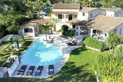 an overhead view of a swimming pool in a yard at Résidence Villa 330m2, 6 Chambres, Piscine Chauffée Jacuzzi - Villa 330m2, 6 chambres, piscine chauffée jacuzzi MAE-2233 in Vallauris