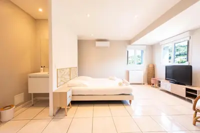 a bedroom with a bed and a flat screen tv at Résidence Villa 330m2, 6 Chambres, Piscine Chauffée Jacuzzi - Villa 330m2, 6 chambres, piscine chauffée jacuzzi MAE-2233 in Vallauris