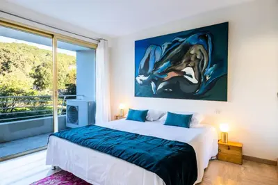 a bedroom with a bed and a painting on the wall at Résidence 3p Haut De Gamme En Résidence Avec Piscine ! - 3P haut de gamme en résidence avec piscine ! MAE-2253 in Cannes