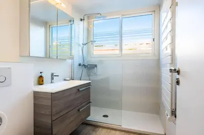 a bathroom with a shower and a sink at Résidence 3p Haut De Gamme En Résidence Avec Piscine ! - 3P haut de gamme en résidence avec piscine ! MAE-2253 in Cannes