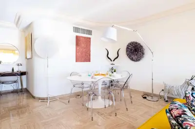 a white dining room with a white table and chairs at Résidence 3p Haut De Gamme En Résidence Avec Piscine ! - 3P haut de gamme en résidence avec piscine ! MAE-2253 in Cannes