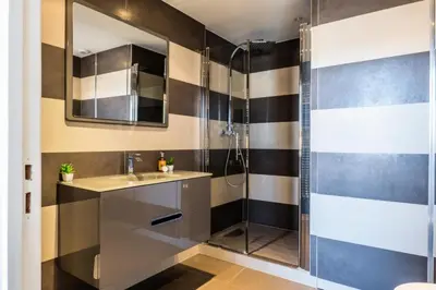 a bathroom with a shower and a sink at Résidence 3 Pièces Rue D’antibes à Deux Pas Du Palais Des Festivals - 3 pièces rue d’Antibes à deux pas du Palais des festivals MAE-2263 in Cannes