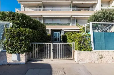 a gate in front of a building with bushes at Résidence Vue Mer Panoramique - 3 Pièces Mouré Rouge - VUE MER PANORAMIQUE - 3 pièces Mouré Rouge MAE-2293 in Cannes