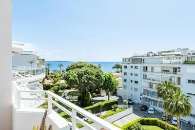 an apartment with a balcony with a view of the ocean at Résidence 3p De Standing, Piscine, Vue Mer, à 2 Pas Des Plages - 3P de standing, piscine, vue mer, à 2 pas des plages MAE-2423 in Cannes