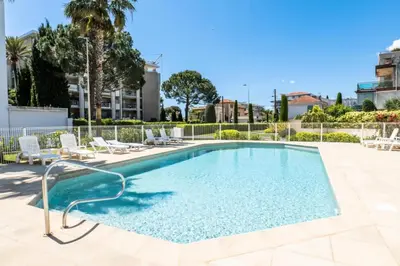 a large swimming pool with chairs at Résidence 3p De Standing, Piscine, Vue Mer, à 2 Pas Des Plages - 3P de standing, piscine, vue mer, à 2 pas des plages MAE-2423 in Cannes