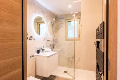 a bathroom with a sink and a shower at Résidence Rare ! Studio Avec Terrasse à 5 Min à Pied Du Palais - Rare ! Studio avec terrasse à 5 min à pied du Palais MAE-2433 in Cannes