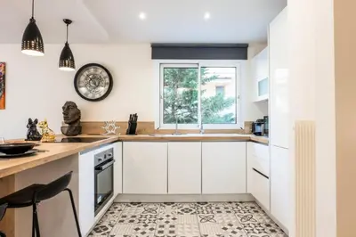 a kitchen with white cabinets and a window at Résidence 2 Pièces Terrasse à 8min à Pied Du Centre Parking - 2 pièces terrasse à 8min à pied du centre parking MAE-2553 in Cannes