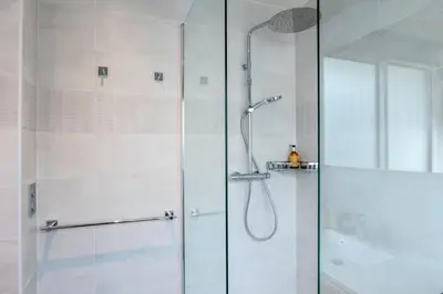 a shower with a glass door in a bathroom at Résidence 2 Pièces Terrasse à 8min à Pied Du Centre Parking - 2 pièces terrasse à 8min à pied du centre parking MAE-2553 in Cannes