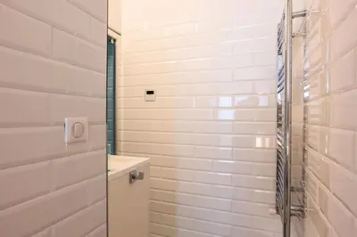 a bathroom with a shower and a sink at Résidence 4 Pièces Vue Mer, Terrasse Et Parking - 4 pièces vue mer, terrasse et parking MAE-2573 in Cannes
