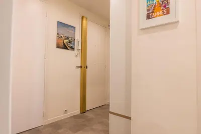 a hallway with a door and a picture on the wall at Résidence 4p Avec Terrasse Vue Mer à Deux Pas Des Plages - 4P avec terrasse vue mer à deux pas des plages MAE-2593 in Cannes
