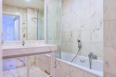 a bathroom with a tub and a sink and a bath tub at Résidence 2p Au Calme, Vue Mer, Piscine Et Garage. - 2P au calme, vue mer, piscine et garage. MAE-2633 in Cannes