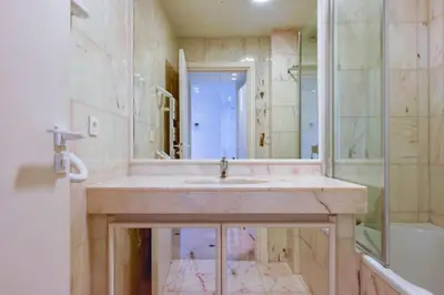 a bathroom with a sink and a shower at Résidence 2p Au Calme, Vue Mer, Piscine Et Garage. - 2P au calme, vue mer, piscine et garage. MAE-2633 in Cannes