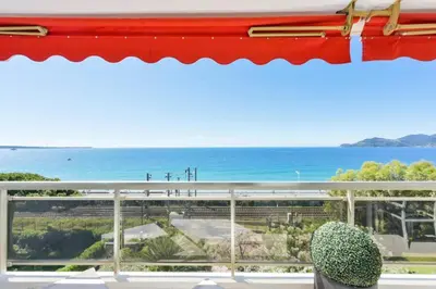 a balcony with a view of the ocean at Résidence 3p Vue Mer, Plages à Pied & Parking Privé. - 3P vue mer, plages à pied & parking privé. MAE-2663 in Cannes