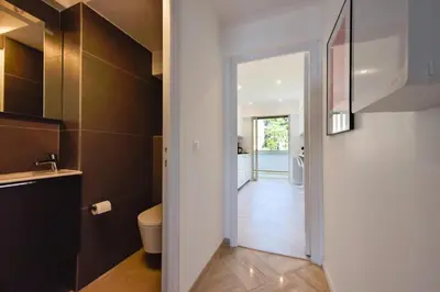 a bathroom with a toilet and a door to a hallway at Résidence 3p Vue Mer, Plages à Pied & Parking Privé. - 3P vue mer, plages à pied & parking privé. MAE-2663 in Cannes