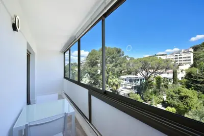 a room with windows with a view of the city at Résidence 3p Vue Mer, Plages à Pied & Parking Privé. - 3P vue mer, plages à pied & parking privé. MAE-2663 in Cannes