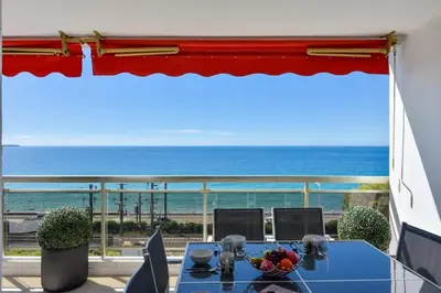 a dining table with a view of the ocean at Résidence 3p Vue Mer, Plages à Pied & Parking Privé. - 3P vue mer, plages à pied & parking privé. MAE-2663 in Cannes