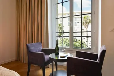 a room with a table and chairs and a window at Résidence Rare 4p Standing Proche Croisette - Rare 4P standing proche Croisette MAE-2713 in Cannes