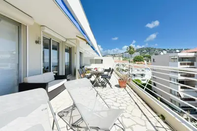 a balcony with chairs and a table on a building at Résidence Cosy 3p En Dernier étage, Terrasse Et Vue Mer - Cosy 3P en dernier étage, terrasse et vue mer MAE-2733 in Cannes