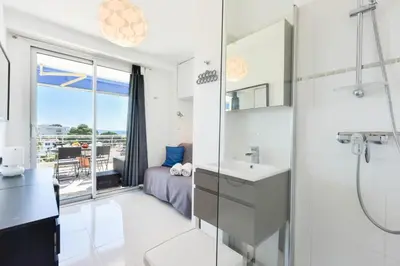 a bathroom with a sink and a shower at Résidence Cosy 3p En Dernier étage, Terrasse Et Vue Mer - Cosy 3P en dernier étage, terrasse et vue mer MAE-2733 in Cannes