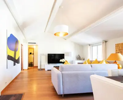 a living room with a couch and a tv at Résidence Superbe 3 Pièces à 3 Min De La Croisette - Superbe 3 Pièces à 3 min de la Croisette MAE-2813 in Cannes