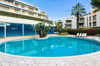 a large swimming pool in front of a building at Résidence Rare ! 3p Piscines, Plages Et Parking - RARE ! 3P piscines, plages et parking MAE-2853 in Cannes