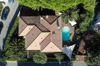 an overhead view of a house with a swimming pool at Résidence Villa 180m² 5p Cannes Piscine Garage - Villa 180m² 5P Cannes Piscine Garage MAE-2963 in Cannes