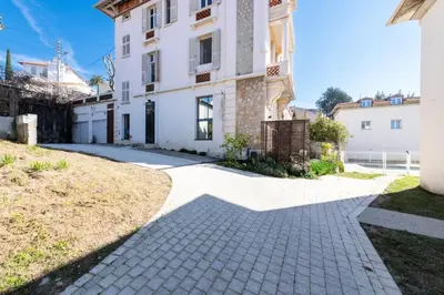 a walkway in front of a white building at Résidence 2p Duplex 75m² Avec Piscine - 2P Duplex 75m² avec Piscine MAE-3023 in Cannes