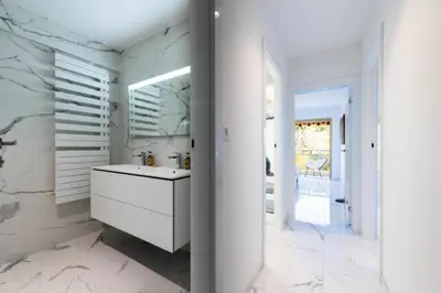 a white bathroom with a sink and a mirror at Résidence Spacieux 3p En Résidence Avec Piscine - Spacieux 3P en Résidence avec Piscine MAE-3033 in Cannes