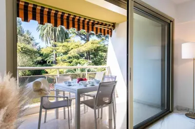 a dining room with a table and chairs and a large window at Résidence Spacieux 3p En Résidence Avec Piscine - Spacieux 3P en Résidence avec Piscine MAE-3033 in Cannes