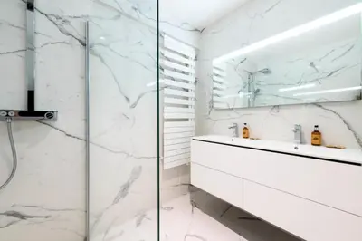 a white bathroom with a glass shower and a sink at Résidence Spacieux 3p En Résidence Avec Piscine - Spacieux 3P en Résidence avec Piscine MAE-3033 in Cannes