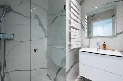 a bathroom with a shower and a sink and a mirror at Résidence Spacieux 3p En Résidence Avec Piscine - Spacieux 3P en Résidence avec Piscine MAE-3033 in Cannes