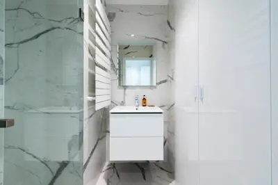 a white bathroom with a sink and a mirror at Résidence Spacieux 3p En Résidence Avec Piscine - Spacieux 3P en Résidence avec Piscine MAE-3033 in Cannes