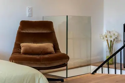 a brown leather chair in a room with a vase of flowers at Résidence 2p En Duplex De Standing Au Calme - 2P en Duplex de Standing au Calme MAE-3063 in Cannes