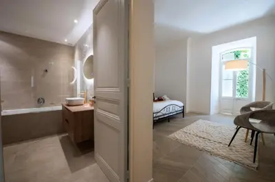 a bathroom with a tub and a sink and a table at Résidence 4p Bourgeois Rez-de-jardin, Proche Croisette & Plages - 4P Bourgeois Rez-de-jardin, proche Croisette & Plages MAE-3243 in Cannes