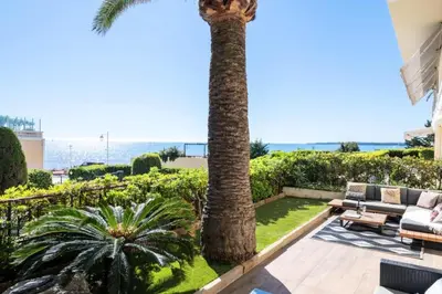 a palm tree in the middle of a yard at Résidence 4p Piscine Privée & Vue Mer - 4P Piscine privée & Vue mer MAE-3263 in Cannes