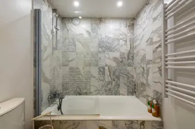 a bathroom with a tub and a shower at Résidence 3p Vue Mer, Piscine – Cannes Croix Des Gardes - 3P Vue Mer, Piscine – Cannes Croix des Gardes MAE-3273 in Cannes
