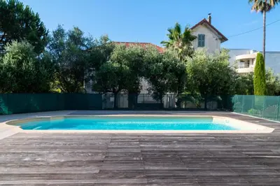 a swimming pool in the backyard of a house at Résidence 2p Rez-de-jardin Avec Piscine – Calme, Parking Privé - 2P Rez-de-jardin avec piscine – Calme, Parking privé MAE-2133 in Cannes