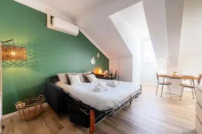 a bedroom with a bed and a green wall at Résidence Studio Dernier étage – Centre Cannes - Studio dernier étage – Centre Cannes MAE-3943 in Cannes