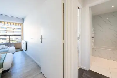 a room with a bed and a bathroom with a shower at Résidence 3p Vue Panoramique & Accès Plages - 3P Vue Panoramique & Accès Plages MAE-5013 in Cannes