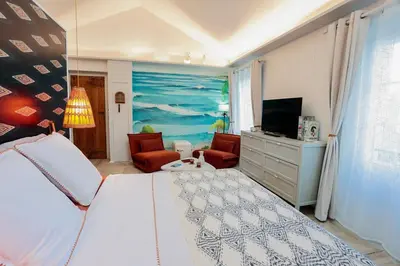 a bedroom with a bed and a television in a room at Charmant studio dans la Californie in Cannes