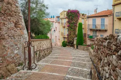an alley in a town with buildings at le Festivalier - spacieux, bien équipé, piéton in Cannes