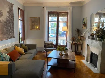 a living room with a couch and a fireplace at Trois pièces Gallieni in Cannes