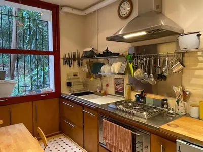 a kitchen with a stove and a sink and a window at Trois pièces Gallieni in Cannes