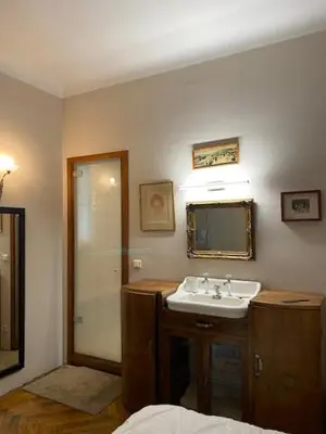 a bathroom with a sink and a mirror at Trois pièces Gallieni in Cannes
