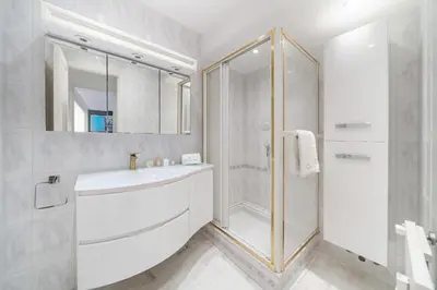 a bathroom with a shower and a tub and a sink at 2 pièces à deux pas du centre ville de Cannes in Cannes