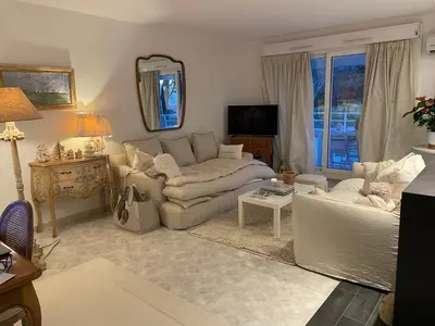 a living room with a couch and a table at Appartement au centre de Cannes à deux pas du festival in Cannes