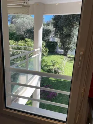 a window with a view of a yard at Appartement au centre de Cannes à deux pas du festival in Cannes