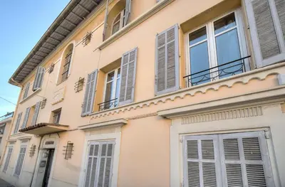 a building with windows and shutters on it at Clod - 2 bedrooms - Parking - Wifi Air conditioning in Cannes