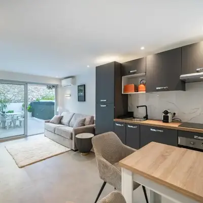 Charming bright studio with spacious outdoor area